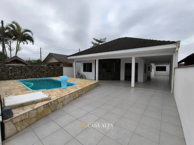 CASA COM PISCINA E ÁREA GOURMET EM PRAIA DE LESTE