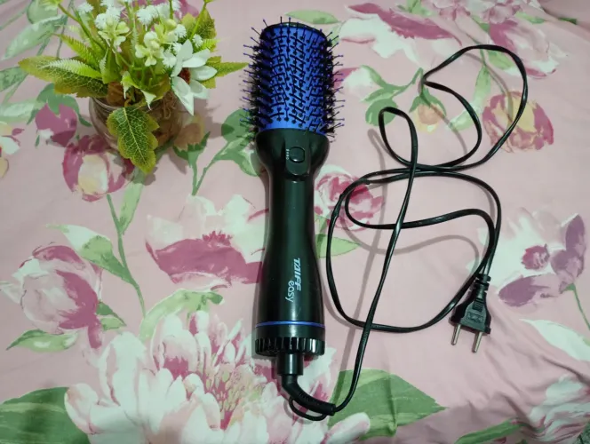 Vendo uma escova secadora da marca Taff , somente com um pequeno arranhão .