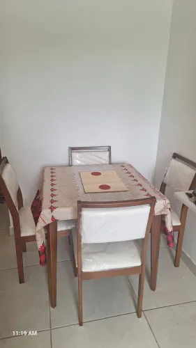 Mesa de Madeira (1,00m x 1,00m) + 4 Cadeiras - Fino Acabamento (Semi-nova)