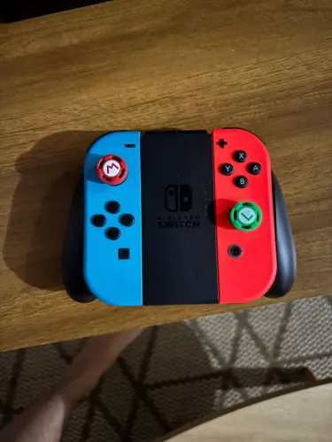 Vendo Nintendo Switch v2 em excelente estado de conservação.
