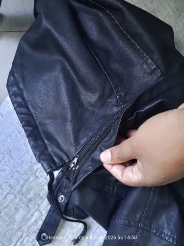 Vê do jacketa de couro preta