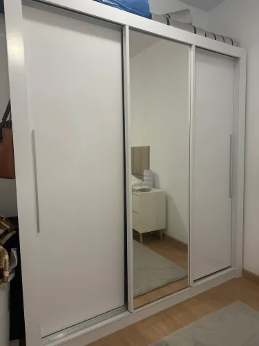 Vendo 2 guarda-roupa com 3 portas por R$450,00 cada.