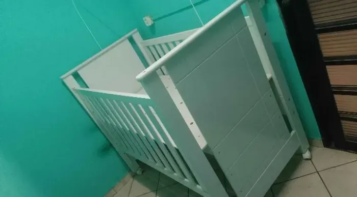 Vendo berço que vira cama, nao aceito troca ,berço  semi novo.