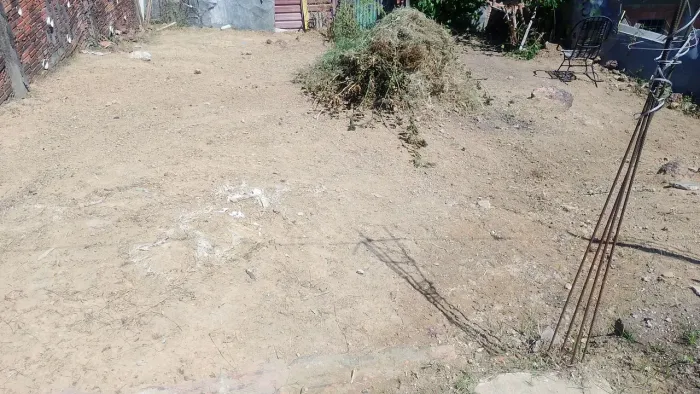 Limpeza de terreno e calçadas 