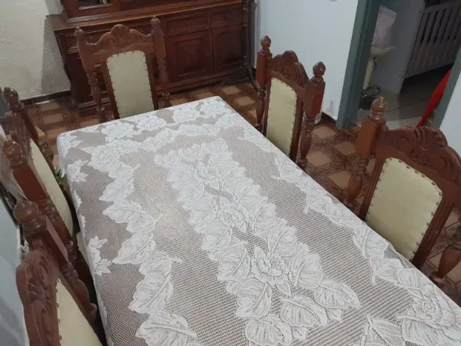 Jogo de Sala de Jantar Colonial em Madeira Maciça (Mesa + 6 Cadeiras)
