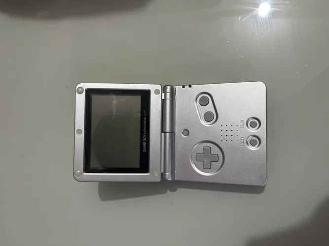 Game boy advance SP com cartucho e carregador original. Metade da tela queimada!!!!!