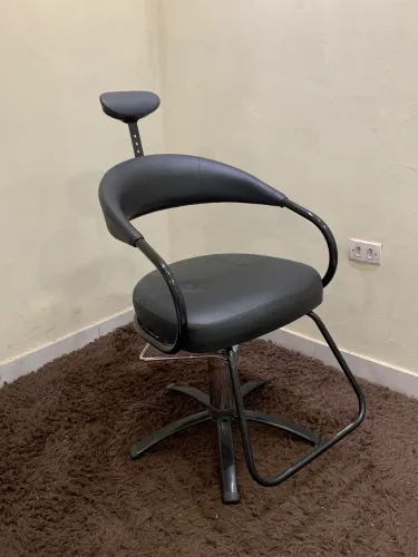 Cadeira de cabeleireira e sobrancelha