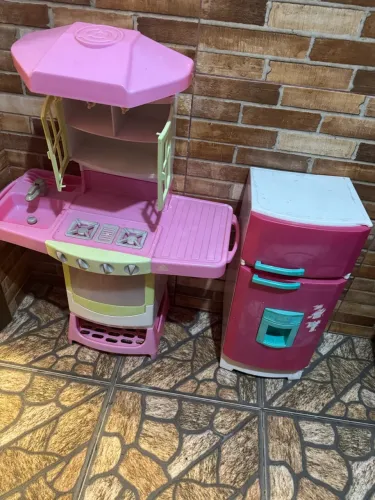 Geladeira e fogão de brinquedo