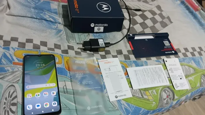 Celular motorola e13 bateria inchada trinco na tela ( nao abaixo preço)