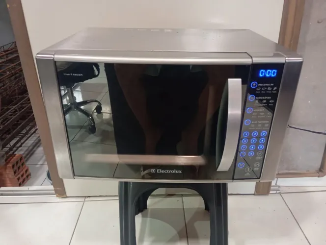 Microondas Eletrolux inox com grill