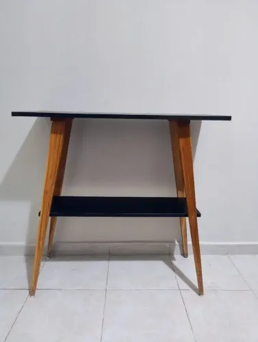 Aparador/Mesa com tampo preto e pés de madeira - Ótimo estado