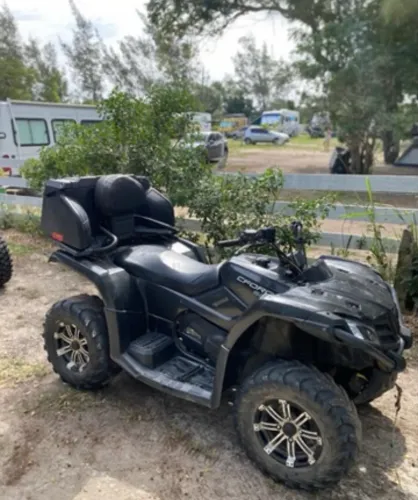 Quadriciclo CF Moto 520 com baú 