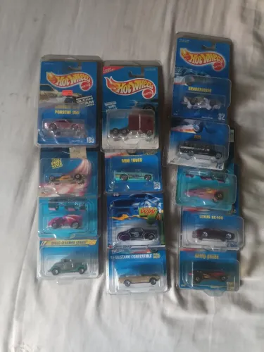 Lote de 13 Hot Wheels anos 90 com um T-Hunt - Todos com protetor