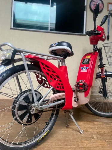 *BICICLETA ELÉTRICA VERMELHA*