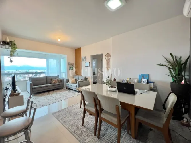 Apartamento semimobiliado com vista mar em condomínio clube