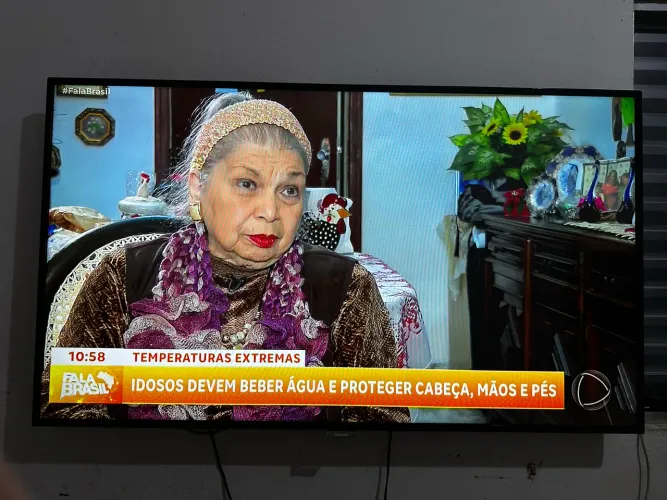 Tv 55 pol Philips digital, tem uma linha horizontal que não interfere na imagem.