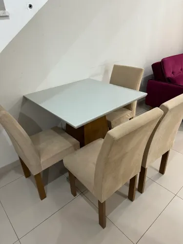 Vendo mesa 4 lugares com cadeiras