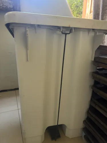Lixeira 100 L com pedal e com rodinhas 200L