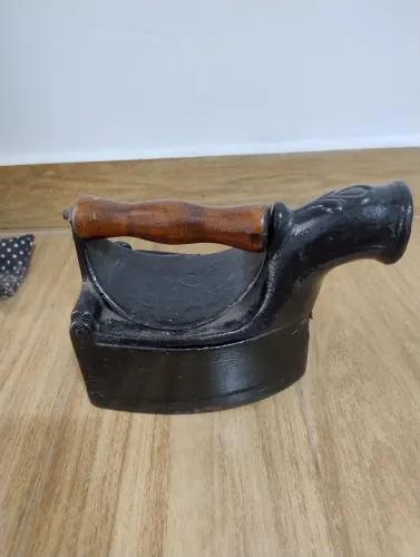Ferro a carvão antigo passa roupa