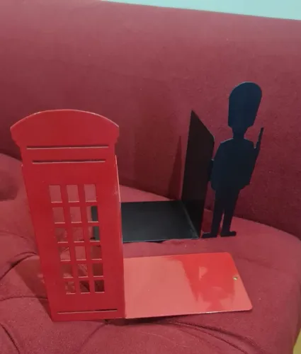 PORTA-LIVROS EM METAL PRETO E VERMELHO