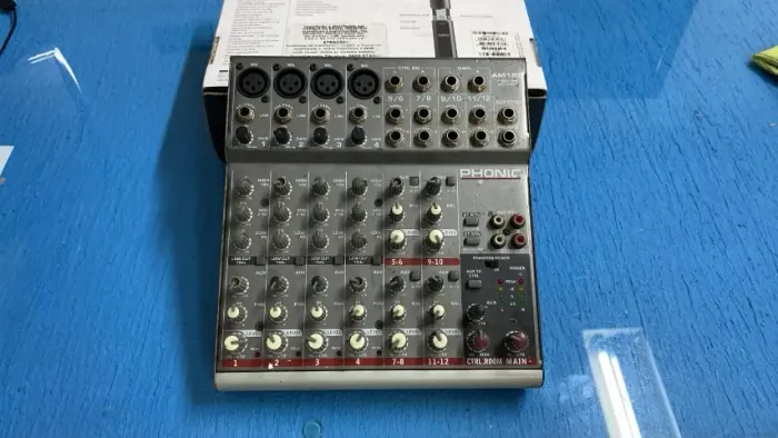 Mesa de som Phonic AM125 (12 canais)
