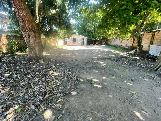 Vende-se um terreno com uma Casa, bairro  Puraquequara.