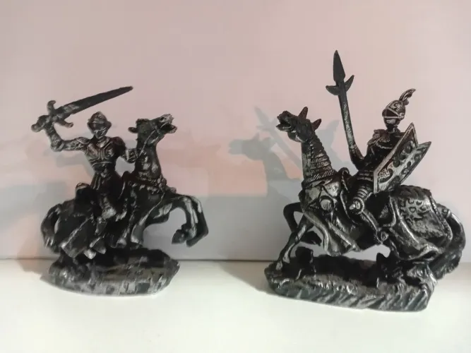 Brinquedo figuras 2 cavaleiros medievais