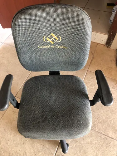 Cadeira de escritório bem conservada 