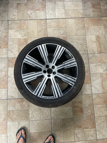 Roda volvo XC 90 roda em excelente estado, sem nenhuma avaria.
