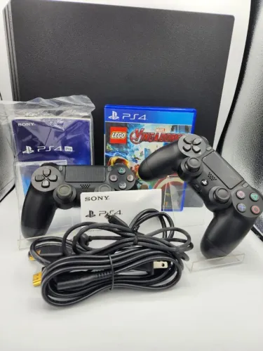 PS4 Pro + 2 Controles + Jogo + Caixa e Acessórios