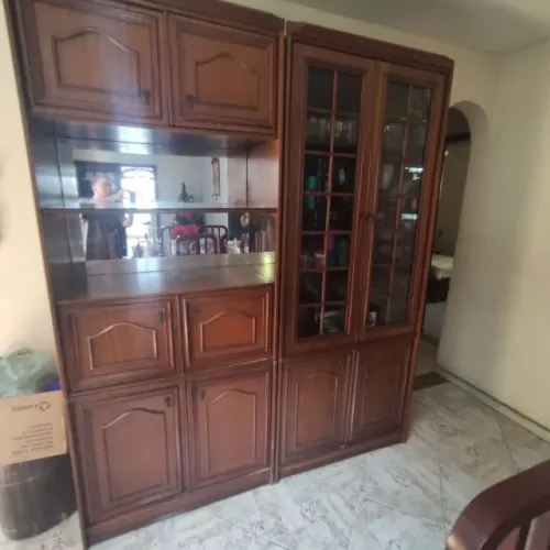 Cristaleira em madeira com portas de vidro - Elegância e qualidade