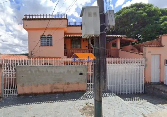 Casa de 4 quartos no bairro Monte Azul