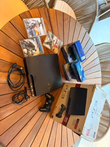 Ps3 com 3 controles, 3 jogos físicos e caixa