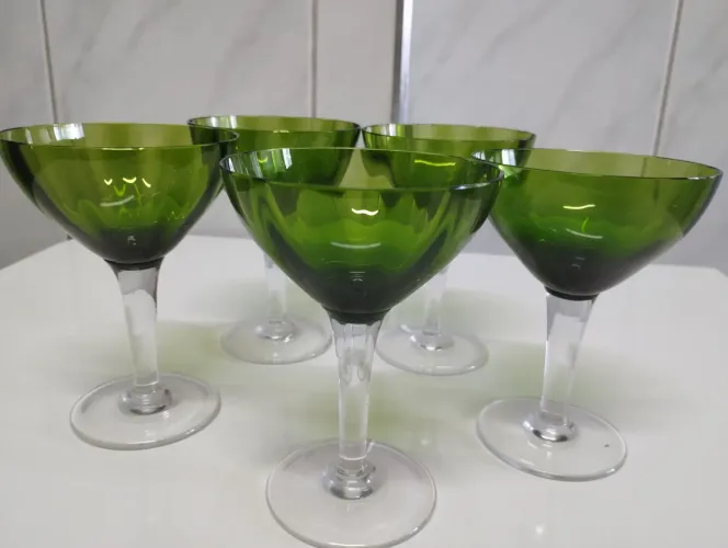 Taças de cristal verde