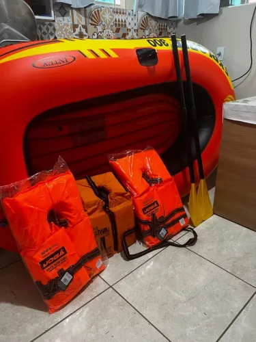 BOTE INFLÁVEL NOVO DE 185kg + 3 coletes + inflador + 2 remos