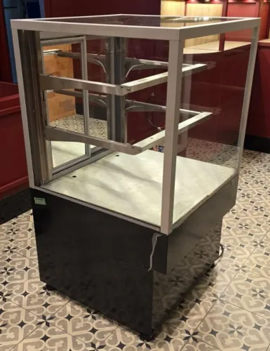 Vitrine Neutra Macom - Semi Nova, LED, 2 Prateleiras