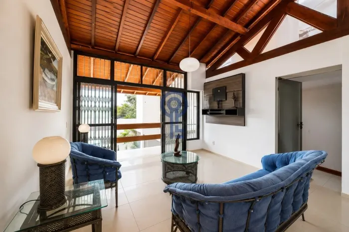 Casa Mobiliada com Piscina, Vista para o Mar e 4 Dormitórios no Centro de Florianópolis