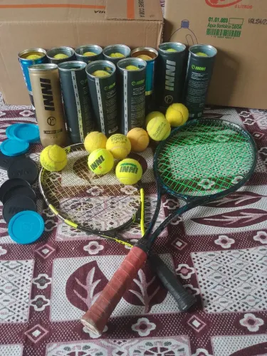 Raquetes tênis e bolinhas de tênis