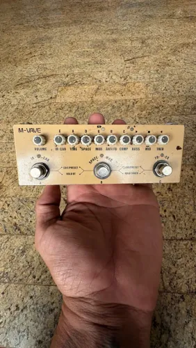 Pedal de efeito M-Vave Cube-Baby AC creme