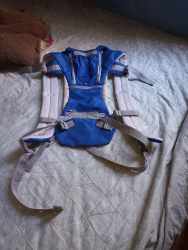 Canguru ergonômico para bebês na cor azul, com alças largas acolchoadas e respir