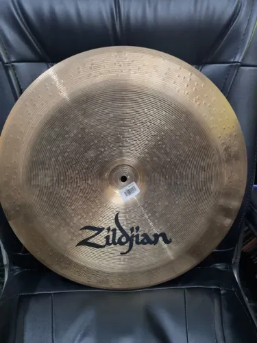 PRATO CHINA ZILDJIAN ZHT 18 POLEGADAS POUCO USO