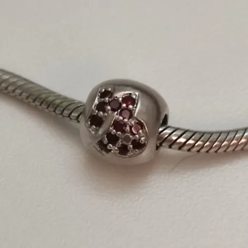 Charm/berloque Vivara em prata legítima com granada do signo de Capricórnio