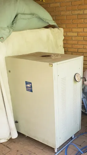 Estabilizador de tensão microcontrolado trifasico 220V, capacidade 60kVA, 157A