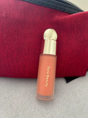 Blush Líquido, Rare Beauty, tamanho grande, cor virtue.