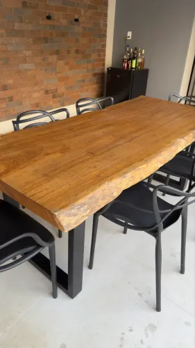 Mesa de Jantar em Peroba-Rosa Maciça 1,96 m - Tampo Rústico / Borda Natural