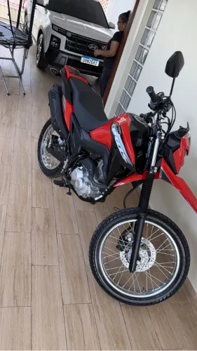 Moto zerada com apenas 400 km, já emplaca e ipva 2026 pago