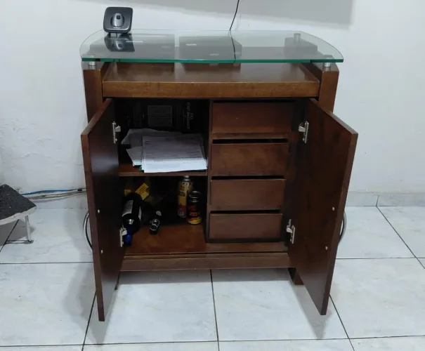 Rack em madeira com tampo de vidro