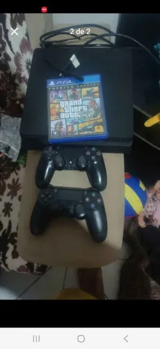 Vem com 3 jogos, pes e god of war em midia digital gta 5 em midia física