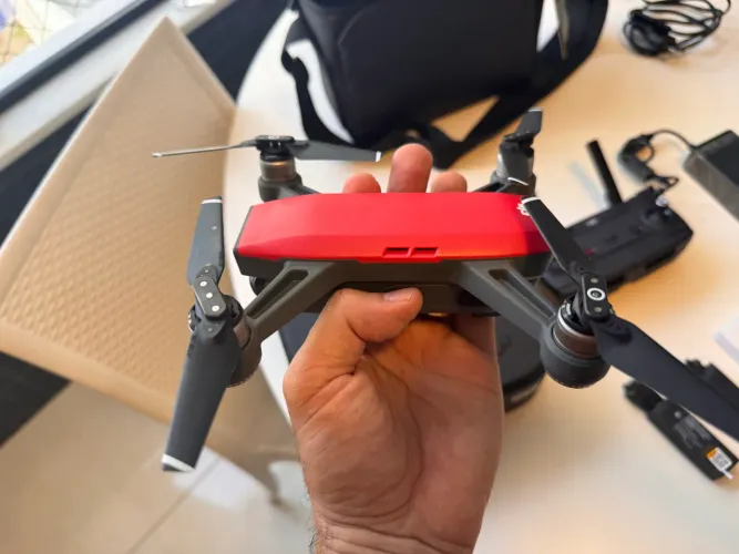 Drone DJI Spark. Kit Fly more com radio.