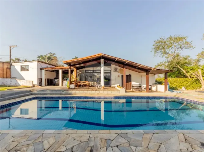 Casa à venda ou para alugar com 5 quartos, sendo 3 suítes, em Granja Viana, Cotia - SP